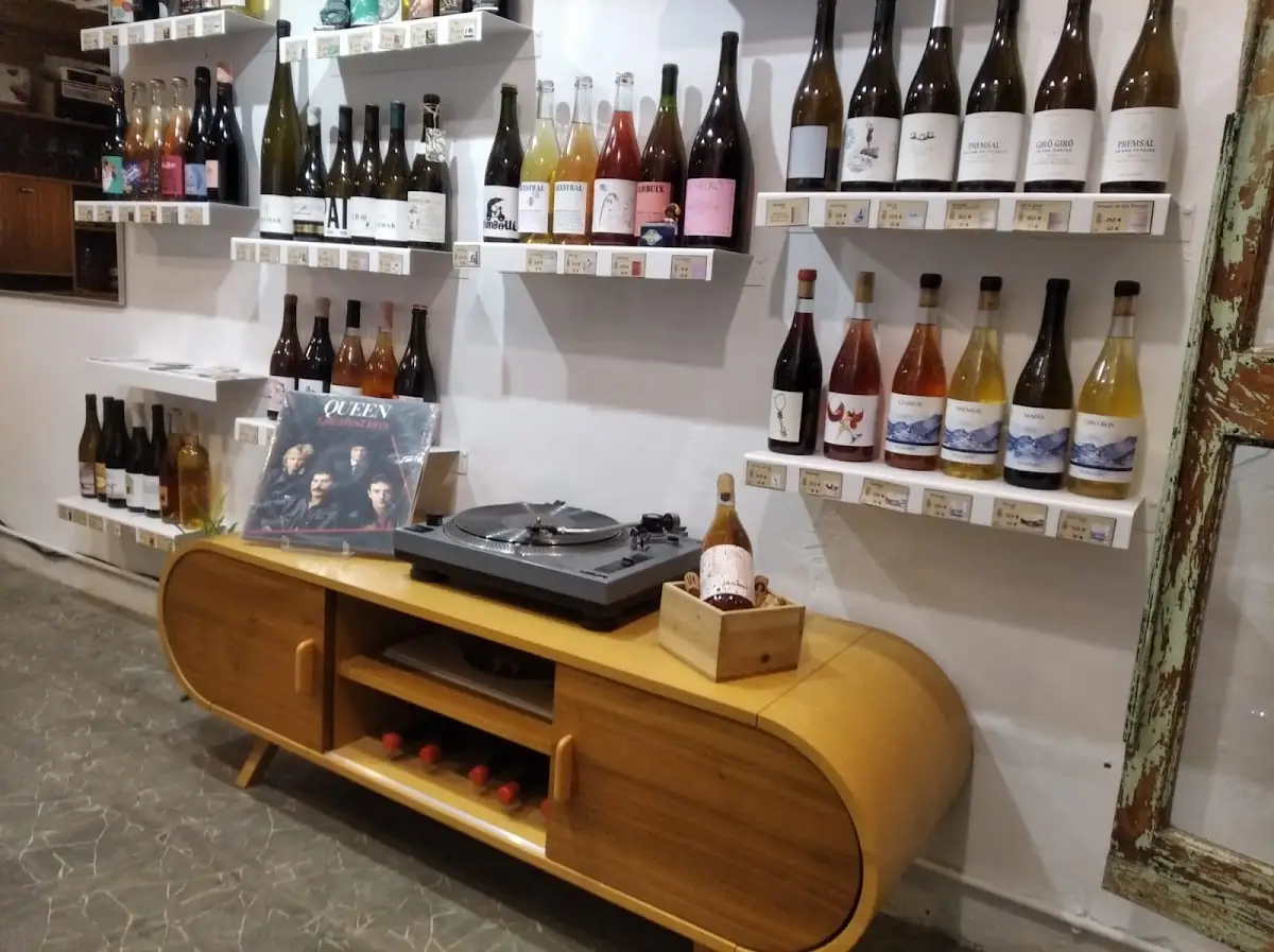 Natural wines and a turntable at La Viniloteca