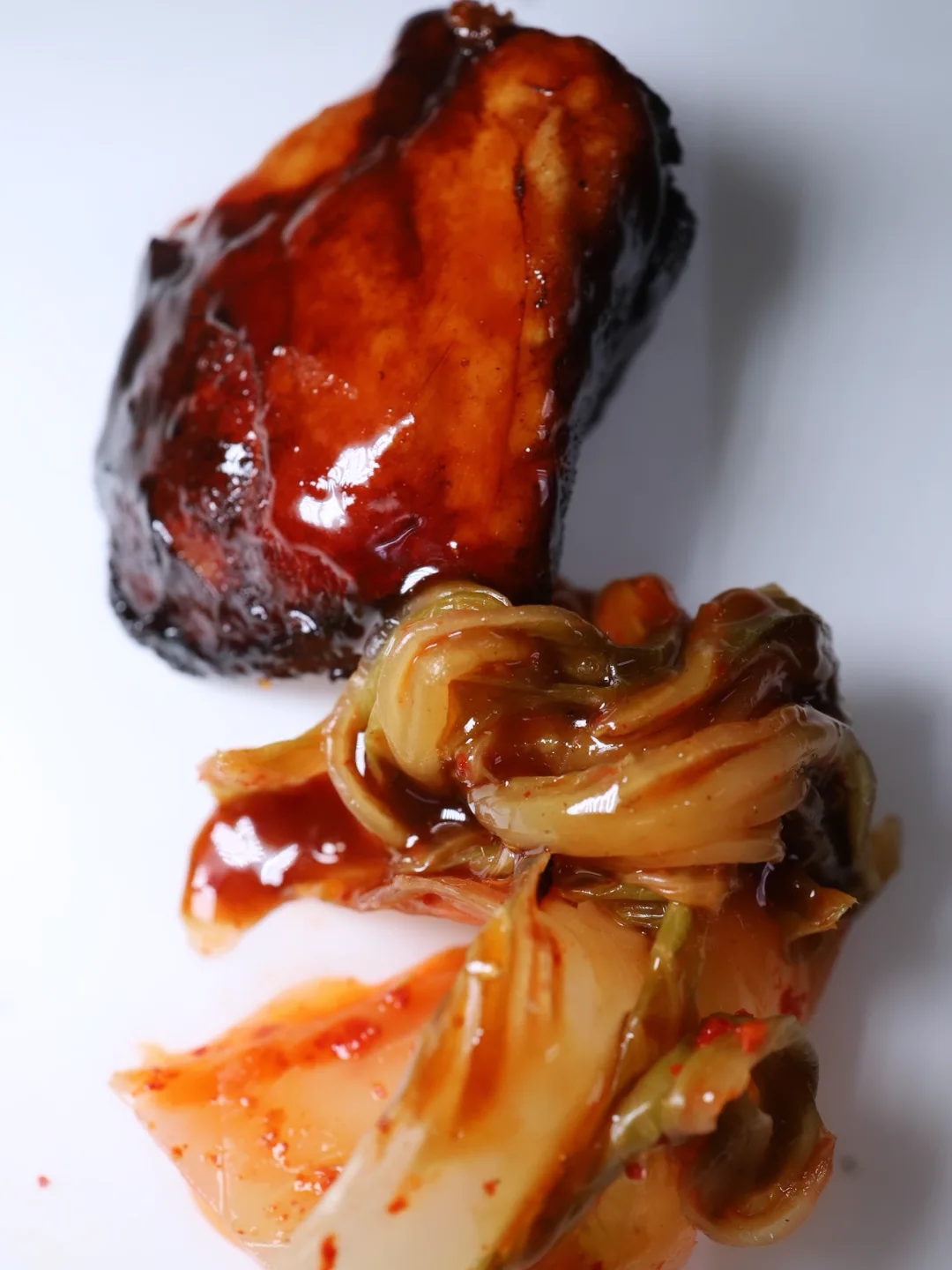 Las mollejas son más que un plato.
Son una decisión.
Barbacoa de hinojo, fuego lento, brillo justo.
Kimchee casero par