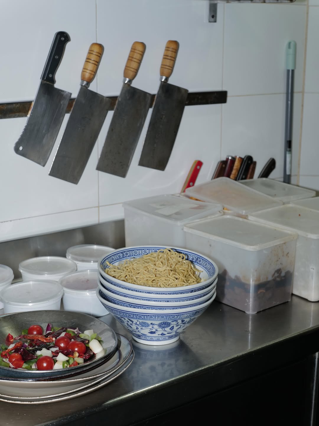 Entre el caos y la rutina

cuencos alineados,

manos que no paran,

calor por todas partes.

#lamian #bistromadrid