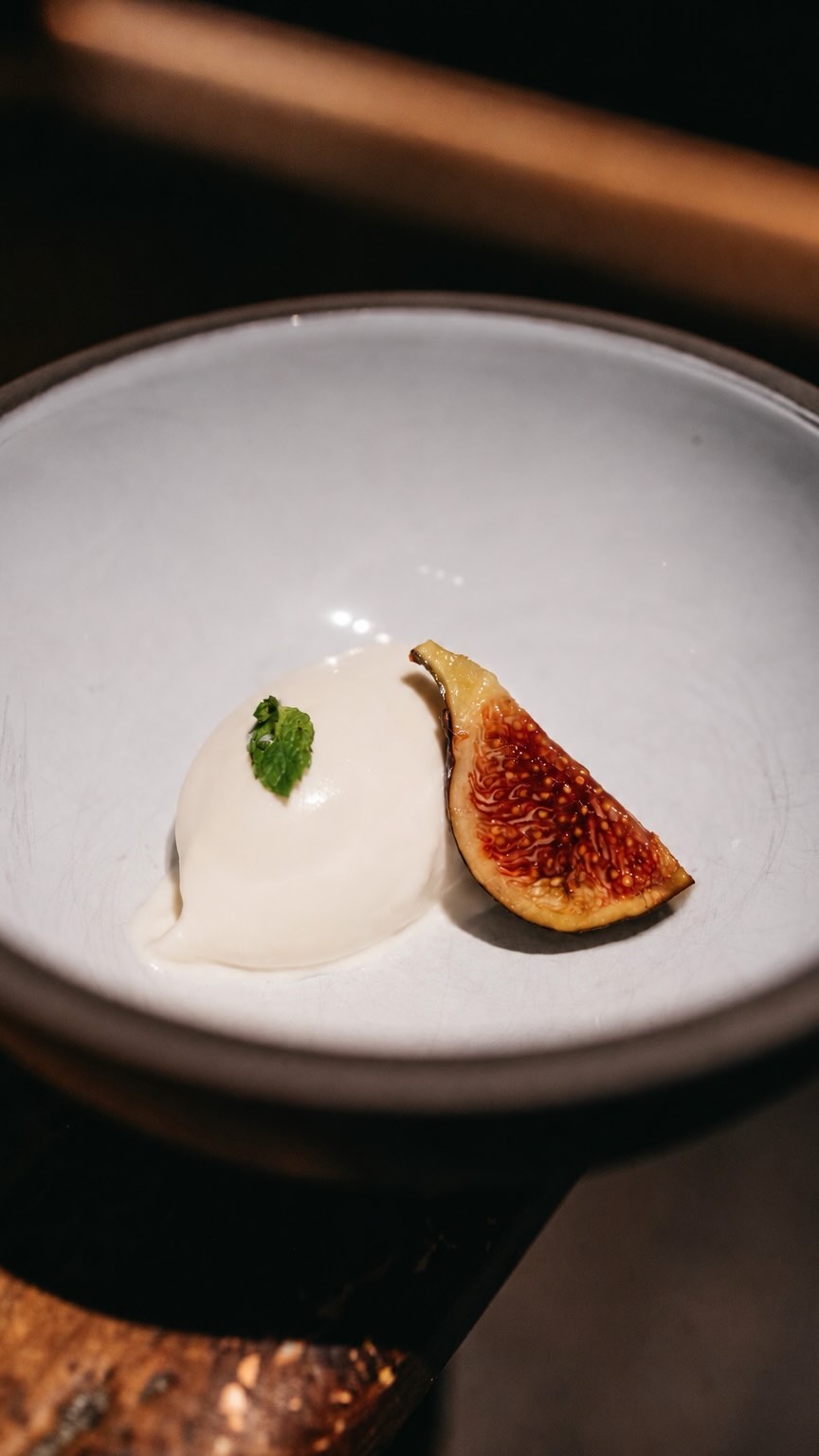 Temporada de higos.
Los caramelizamos ligeramente para que suelten todo el dulzor y los servimos con helado de leche y