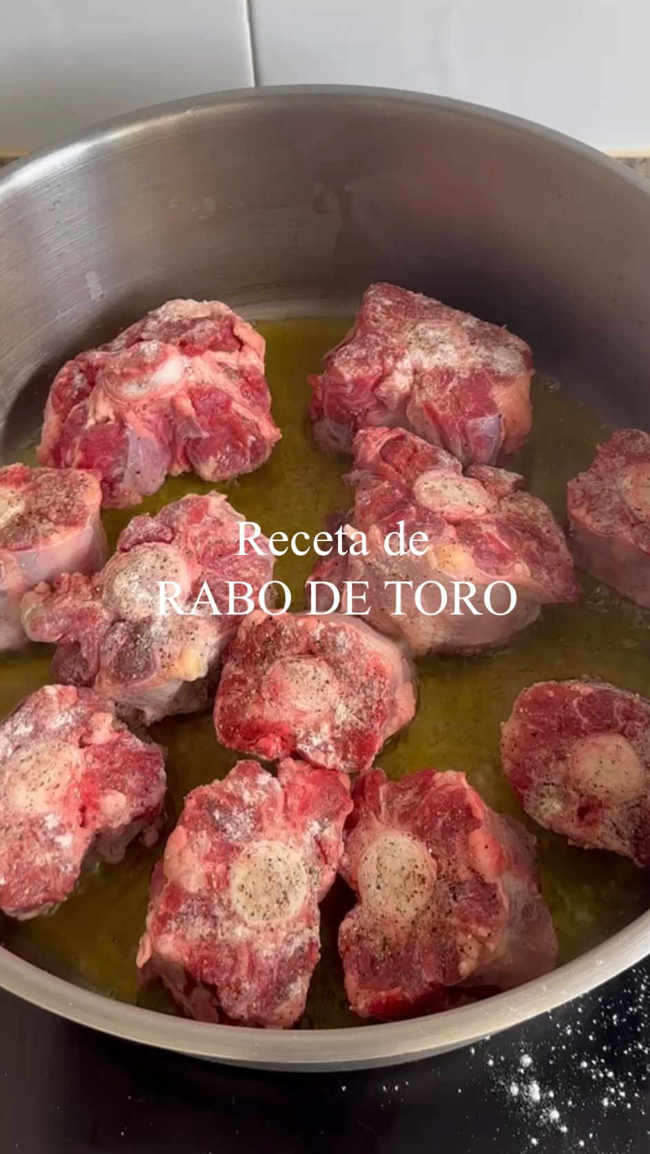 Hoy nos ha dado por volver a las recetas de siempre.
De las que empiezan con un buen sofrito, vino tinto y varias horas