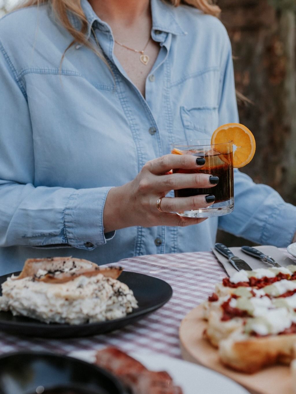 El verano es esto.
Una mesa en la terraza, algo para picar al centro, una copa de vermut bien frío, una sangría recién