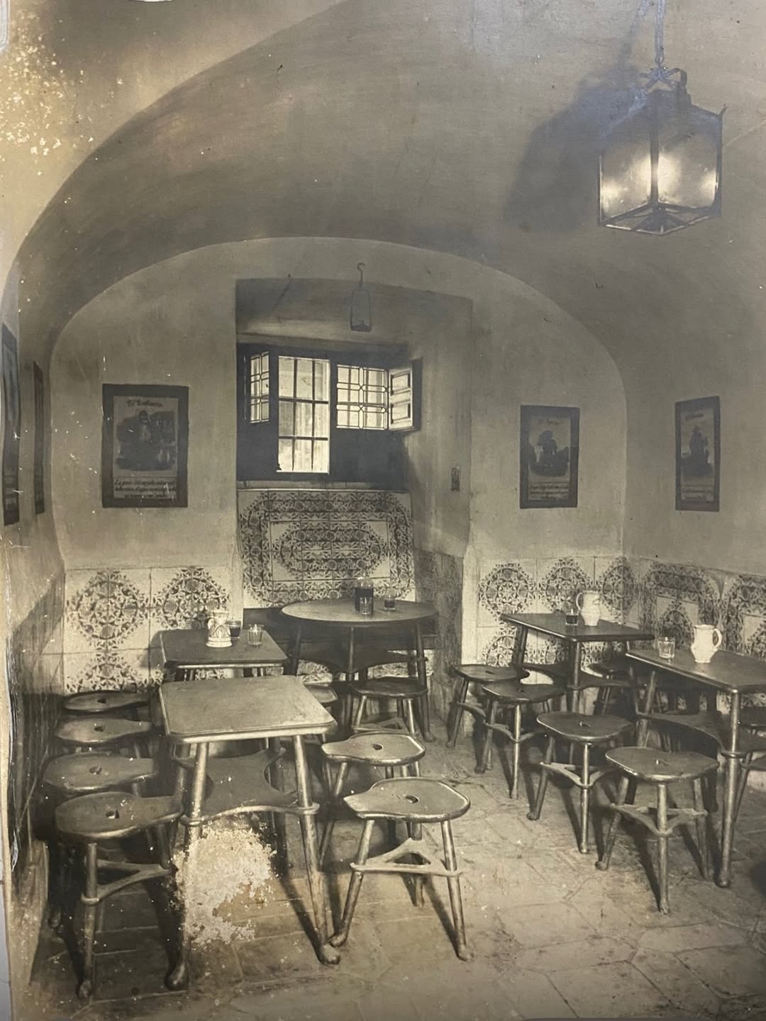 Esta foto tiene muchas décadas. Si vienes hoy a las Cuevas de Luis Candelas, vas a descubrir que muchos rincones siguen