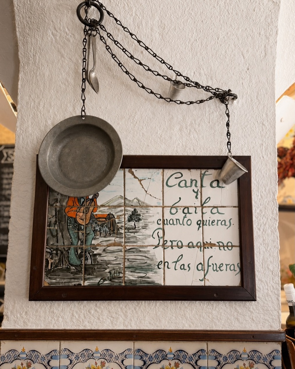 Las paredes de las Cuevas están llenas de mensajes, placas y avisos.
Hace décadas, las paredes eran una forma habitual