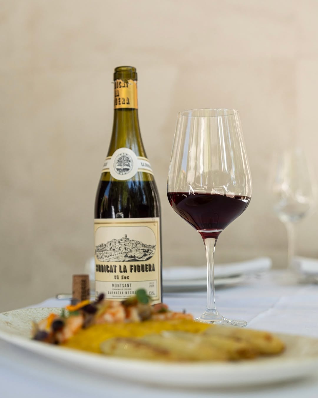 Te dejamos un combo perfecto, una copa de vino tinto y unos espárragos blancos de navarra

#lascumbres #tabernalascumbre