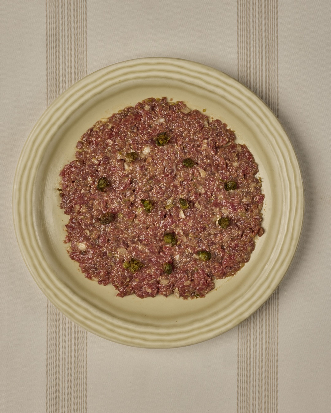 Seleccionamos carne de solomillo madurada durante 25 días para elaborar nuestro steak tartar. 

Antes de salir de cocina