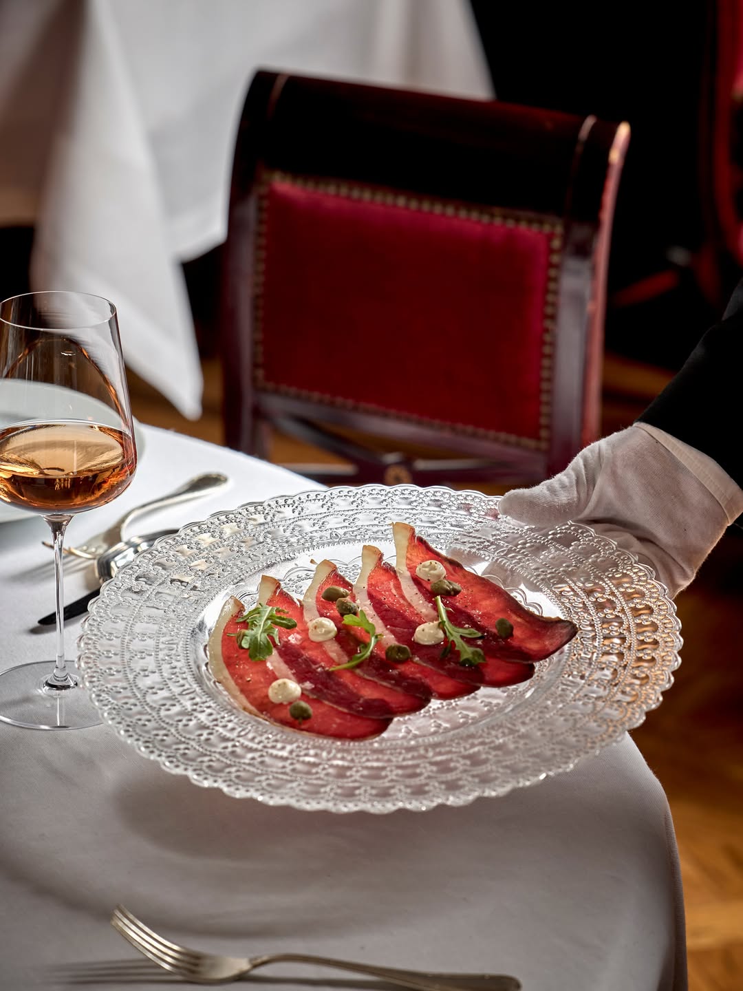 Carpaccio de picaña ahumada
Seleccionamos una picaña de wagyu que ahumamos y curamos en sal, un proceso que realza sus m