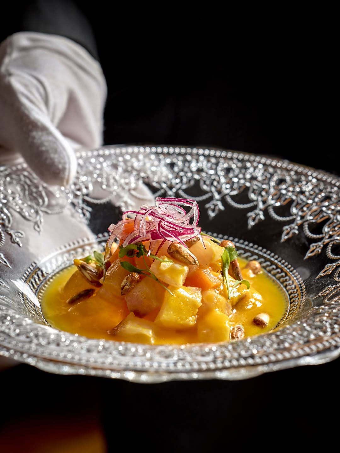 Nuestro ceviche de lubina salvaje, procedente de nuestra pescadería y cortada en pequeños dados, se prepara en sala para