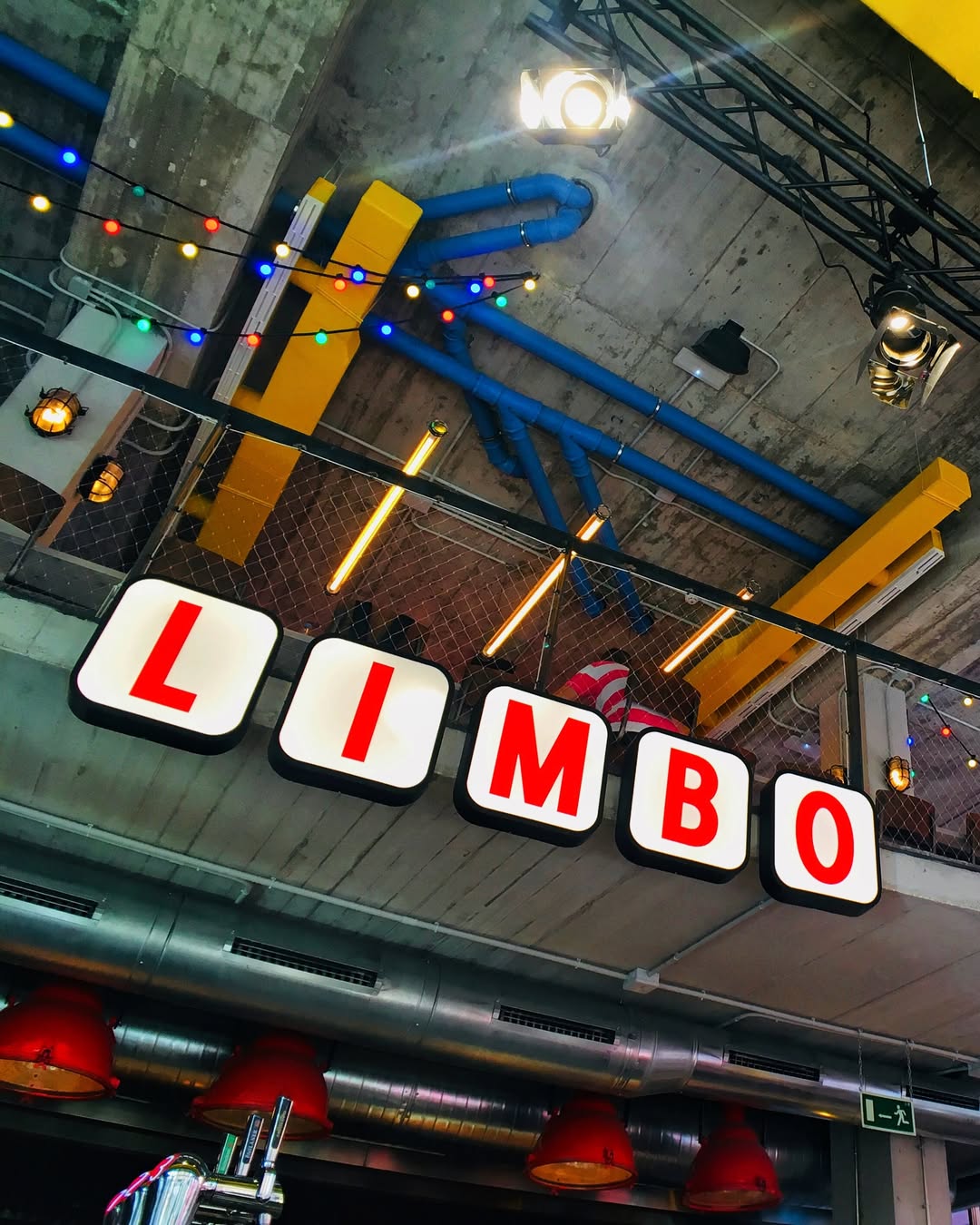 Un espacio grande no tiene por qué sentirse vacío.
En Limbo trabajamos la escala creando distintas formas de habitar un