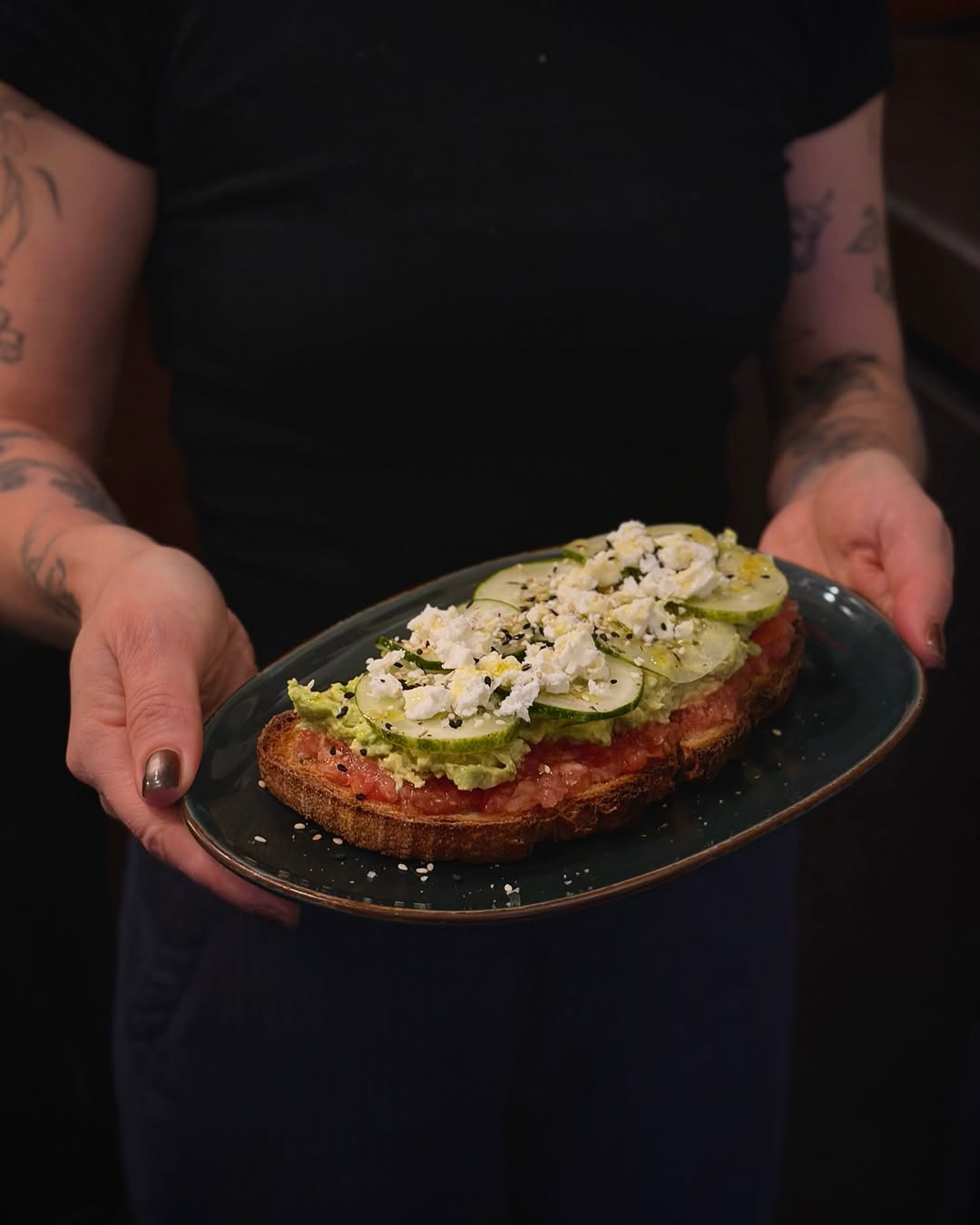 Nuestra tostada de tomate es el lienzo en blanco perfecto. Añádele aguacate, queso feta o ponte creativo con nuestros ex