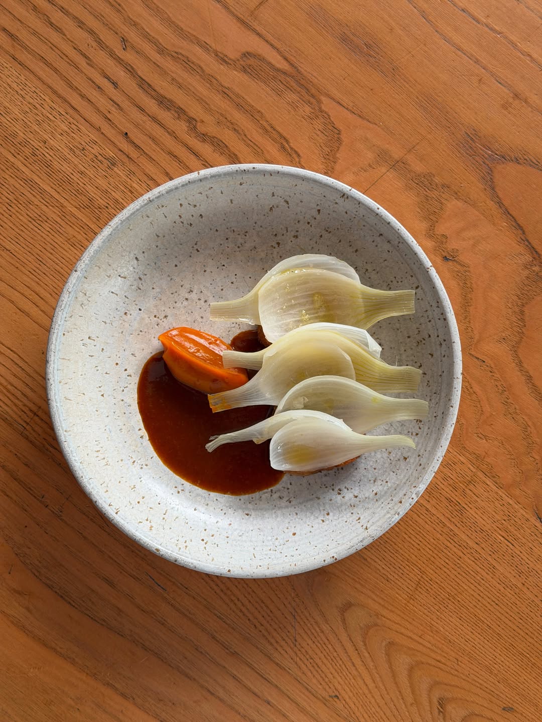 Molleja de ternera, cebolla tierna y jugo de jamón con ajíes peruanos
.
Un plato nuevo para nuestra carta que cambia en