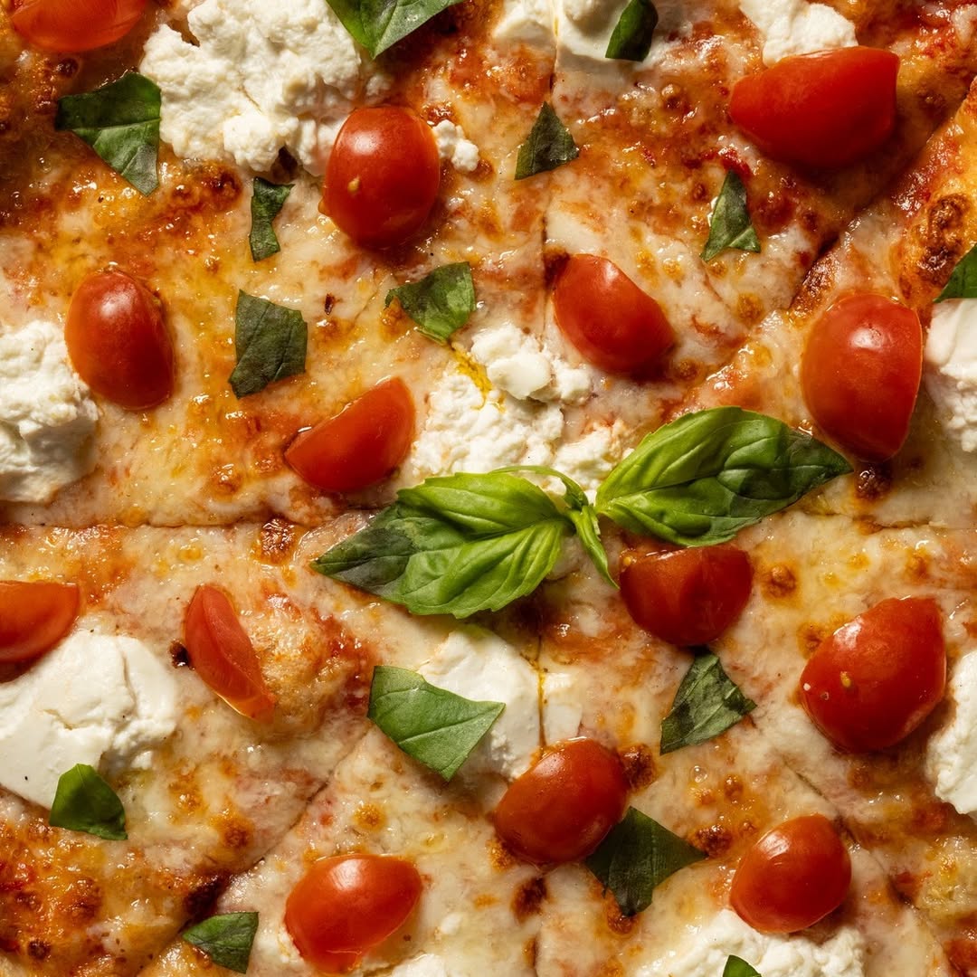 Describir lo deliciosas que son nuestras pizzas es imposible 👉 ¡por eso te dejamos que las veas por ti mismo! 😉
Ven a p