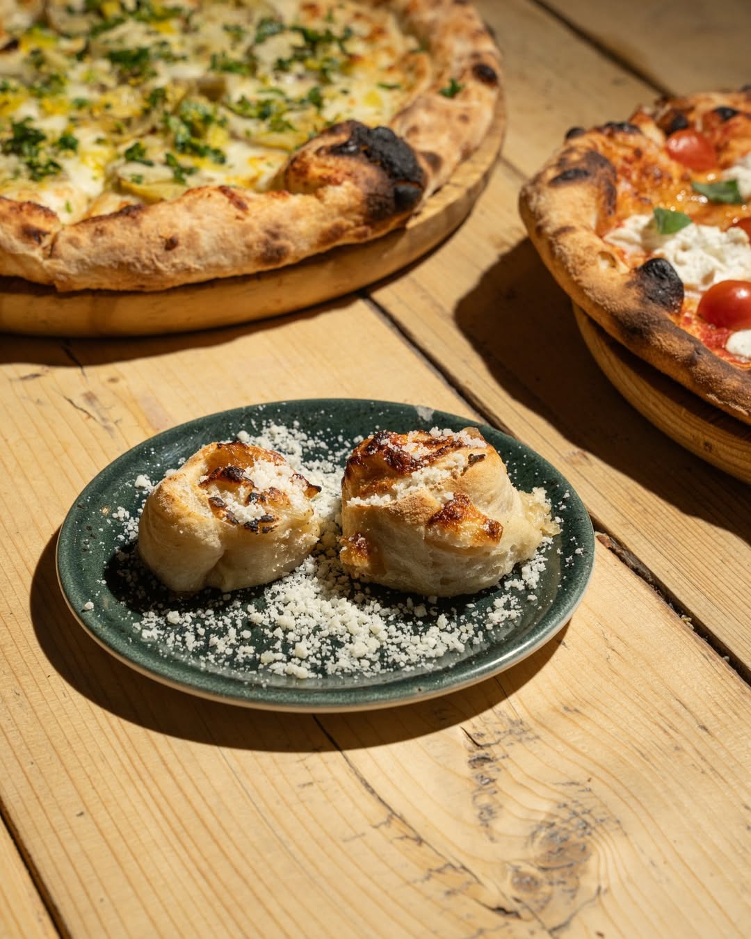 Este es nuestro aperitivo, nosotros le llamamos besitos, otros bocaditos, trocitos de cielo… En lo que todos nos ponemos