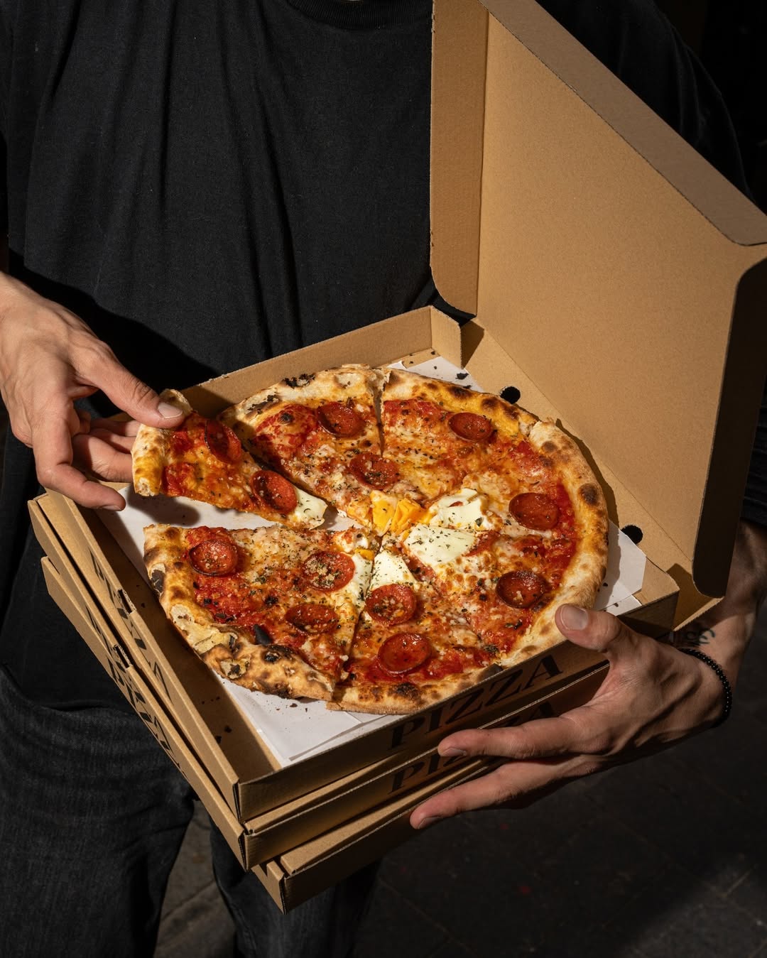 ¿Conoces ya nuestro secreto? 🤫 Somos de los pocos sitios que se atreven a invertir tiempo en que la masa de las pizzas q