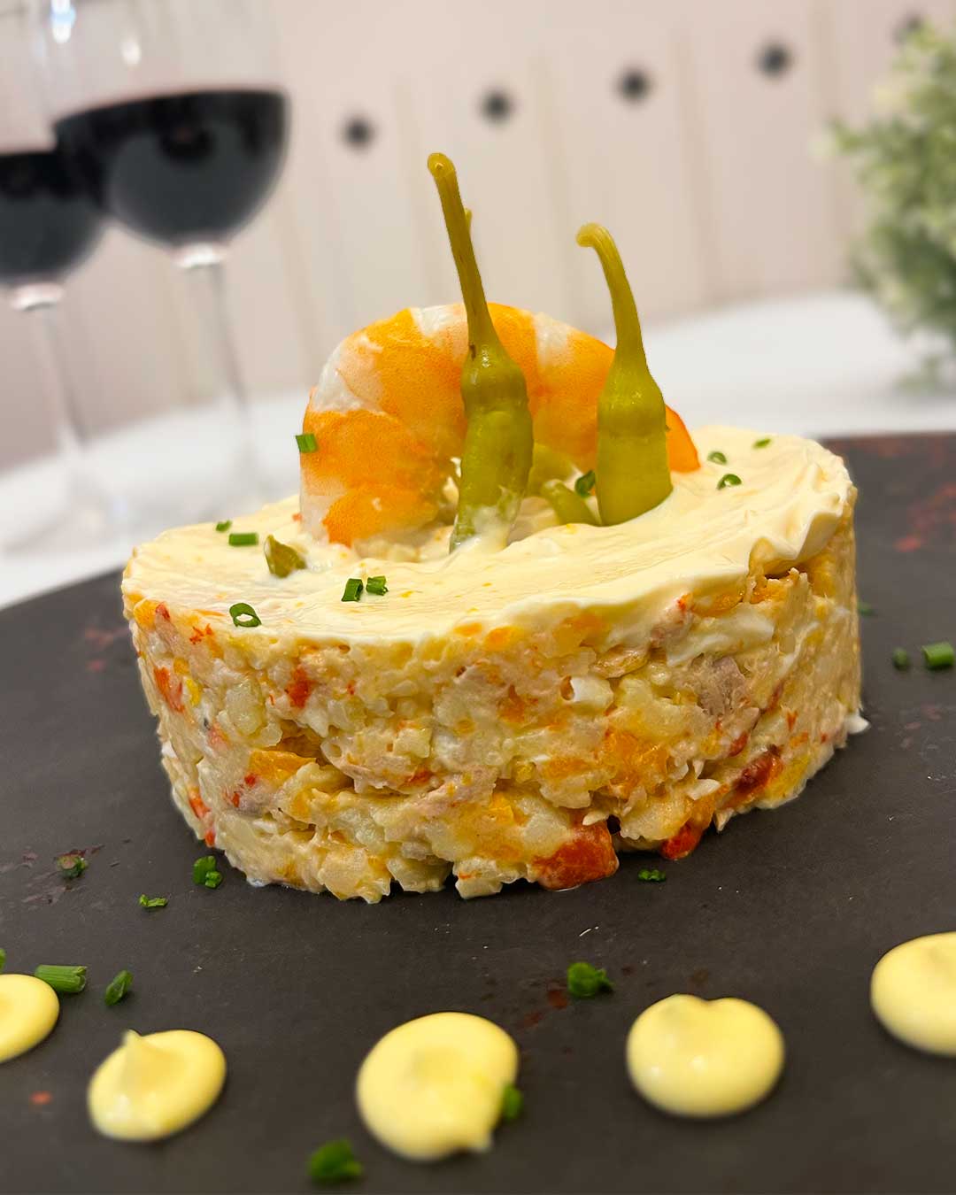 Ensaladilla rusa 🧡
Receta casera a nuestro estilo, con ventresca, langostinos y pimientos asados. Sabores de siempre co