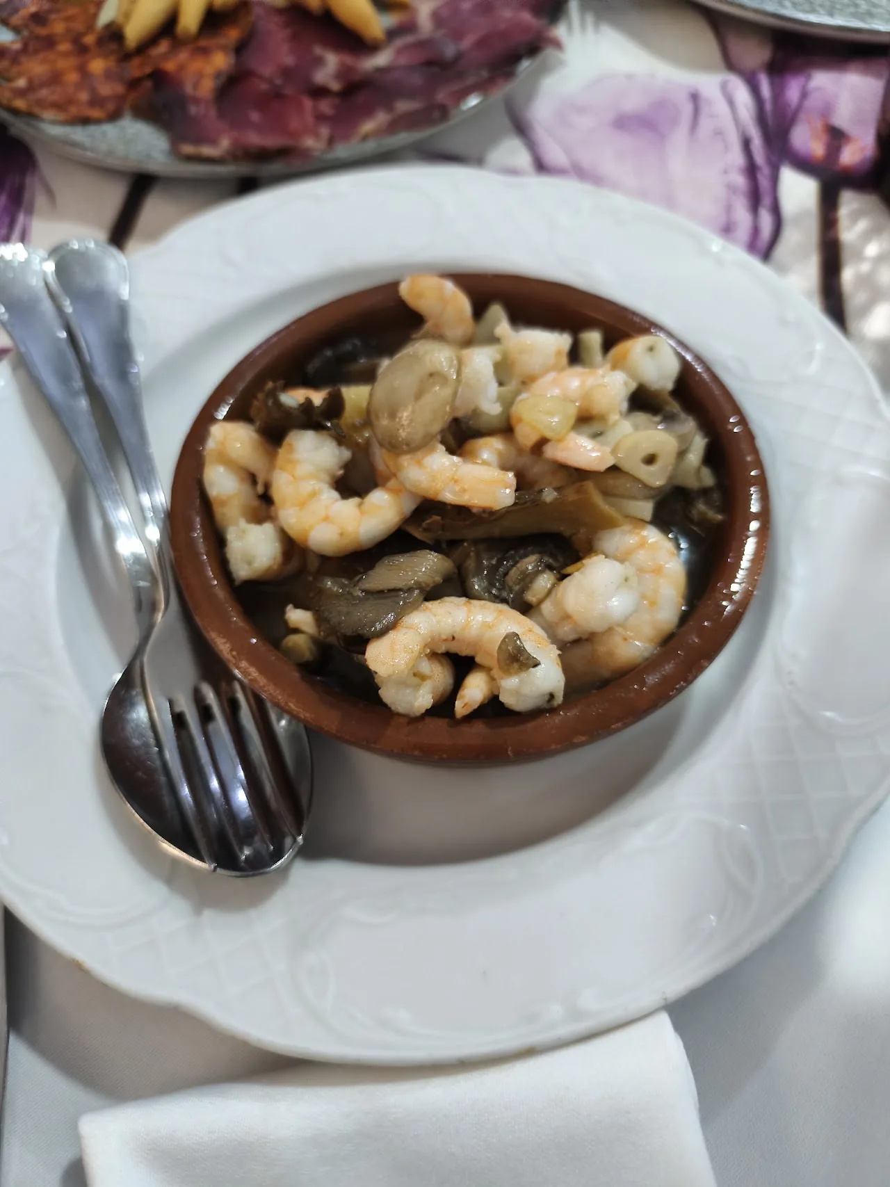 A clay dish of garlic shrimp