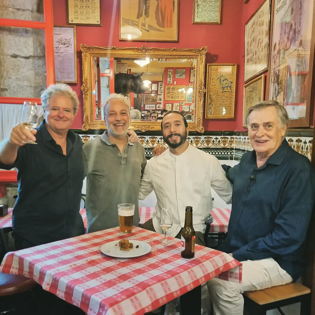 Hoy hemos tenido el honor de servir en nuestra casa al gran flamenco Juan Luis Cano (goma espuma), y al excelente bailao