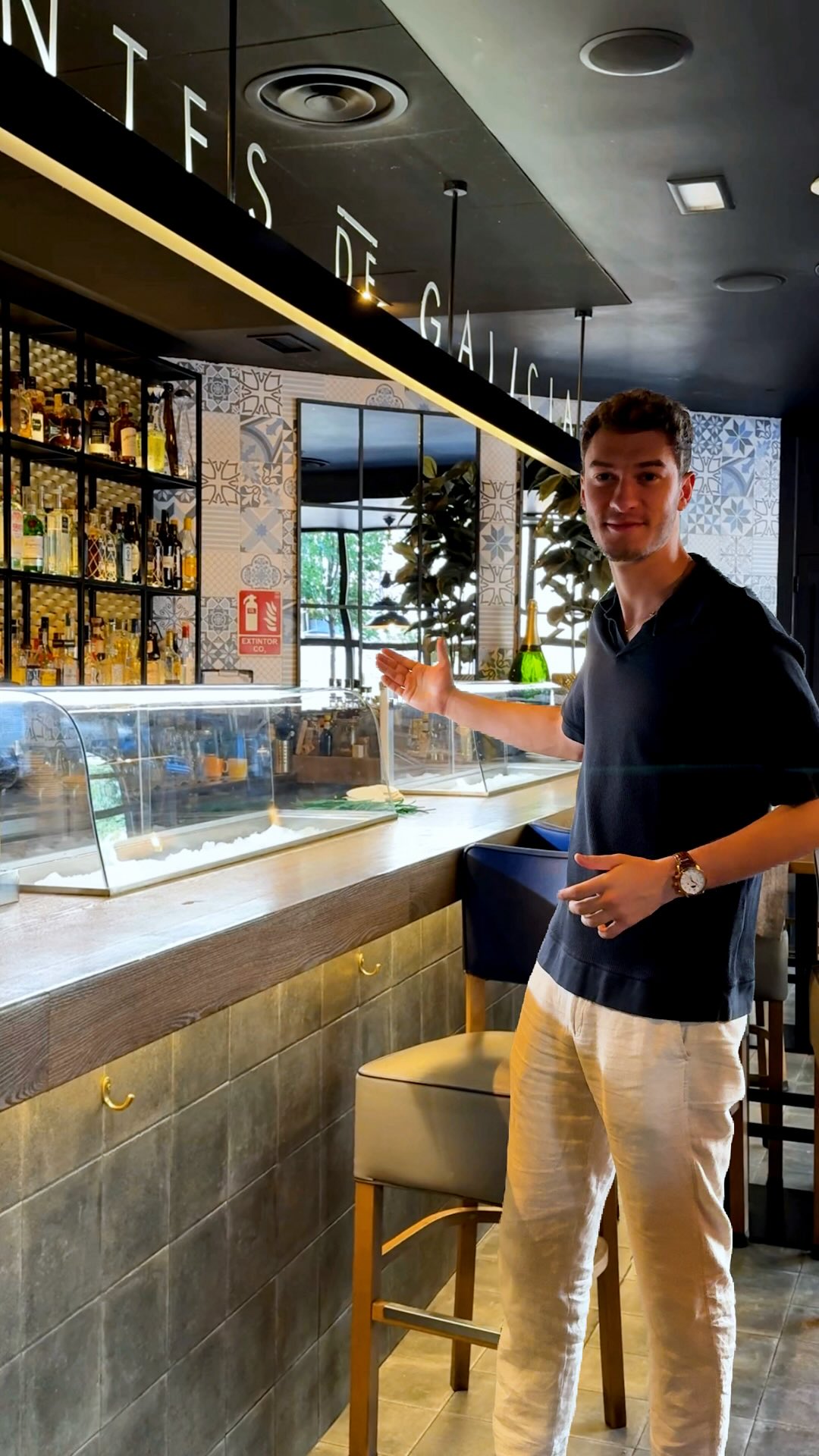 Hoy Daniel Espasandín nos enseña cómo seleccionamos el pescado y el marisco que llega cada día a nuestras vitrinas.
Dire
