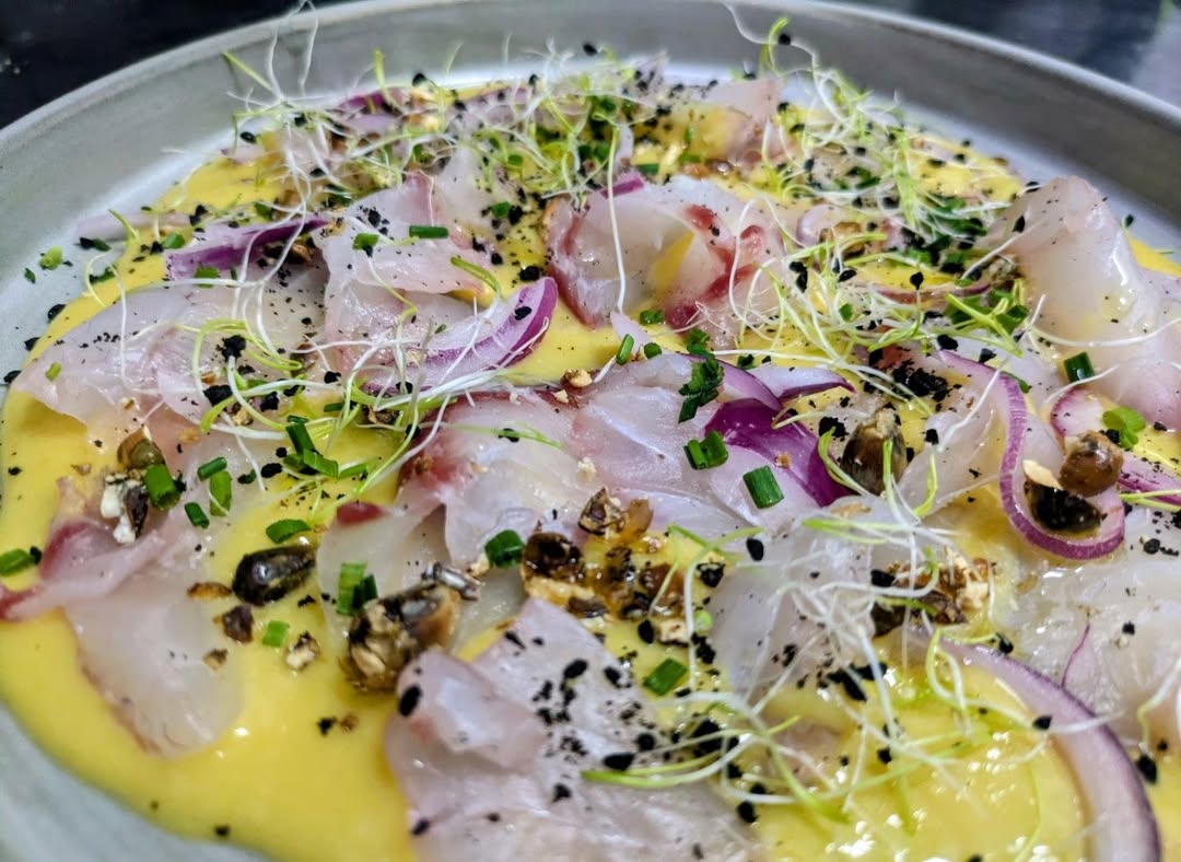 Tiradito de corvina, con leche de tigre de mango y chile amarillo + maíz tostado😋

#losporfiados #comidahechaamano #conf