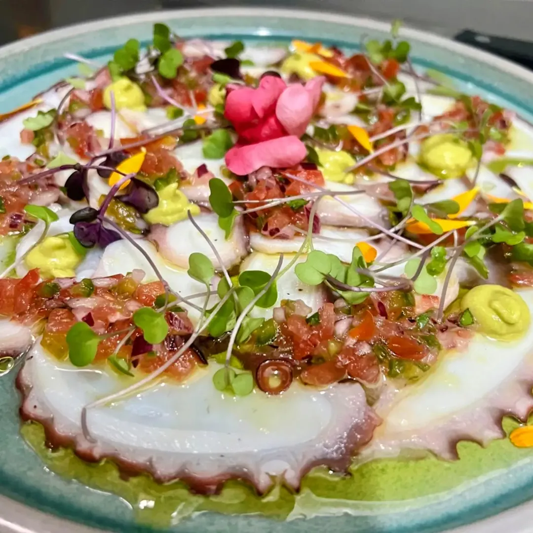 Carpaccio de pulpo, mousse de aguacate picante y aliño andaluz😋😋😋

#losporfiados #comidahechaamano #confortfoods #comida