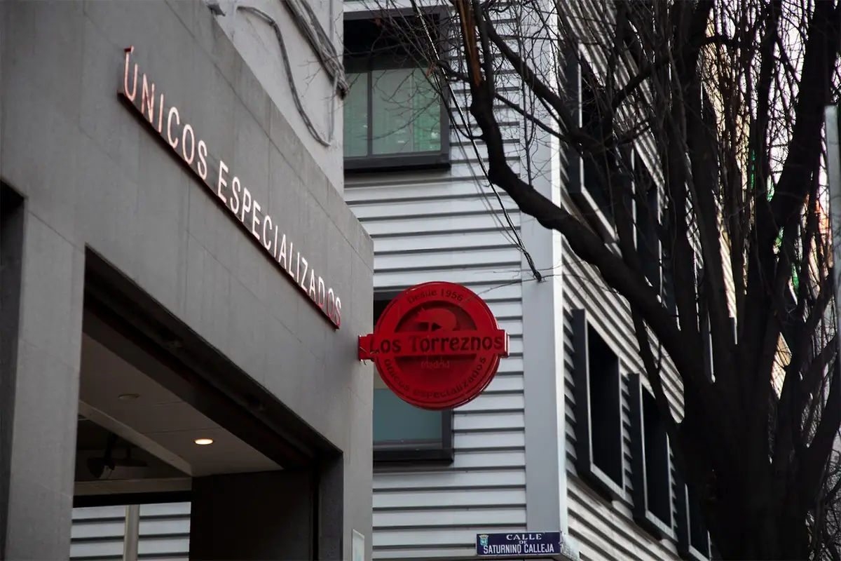 Building facade with red 'Los Torreznos' circular sign and 'Unicos Especializados' lettering above the entrance