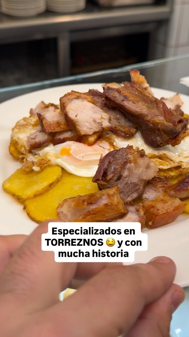 Abierto en 1956 😱 y especializados en TORREZNOS tiernos con su capa extra crujiente 💥: @lostorreznosbar en Madrid ⬇️ ¡Qu