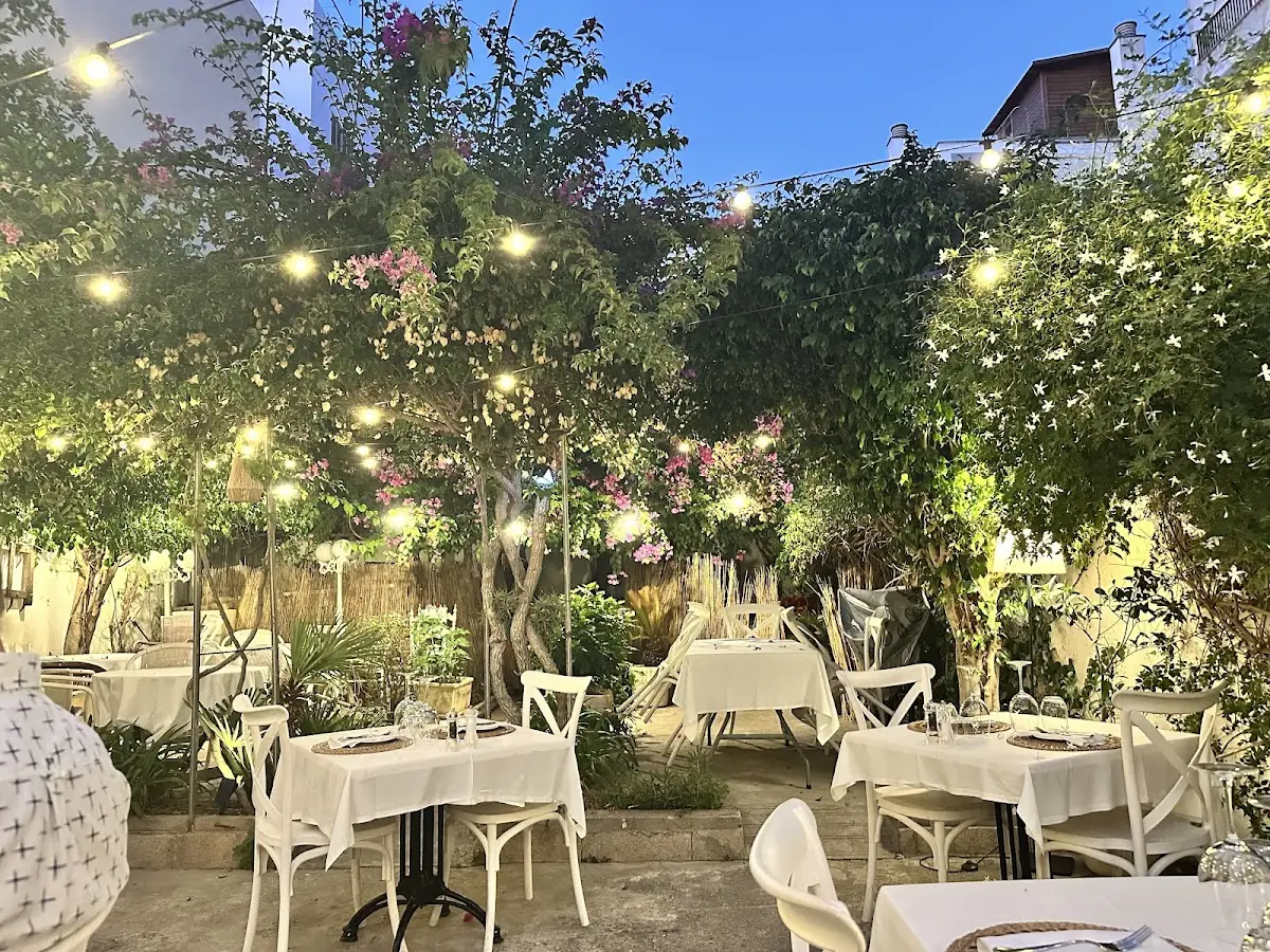 The garden terrace at Zarzales