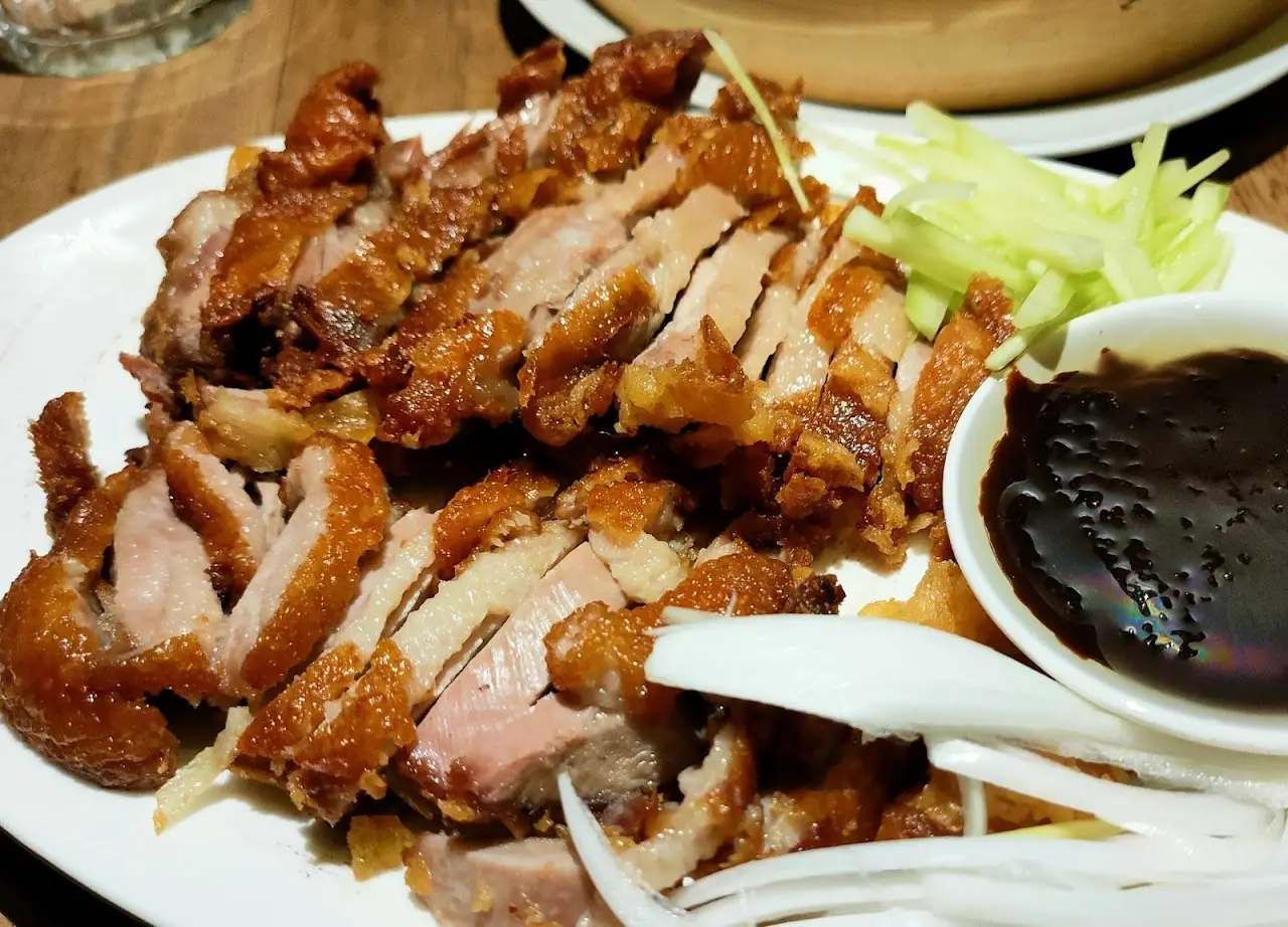 Sliced Peking duck with hoisin sauce and leek at L'Ós Panda
