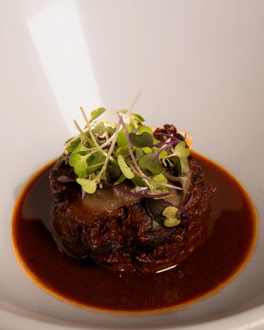 La combinación perfecta si vienes a Macao Príncipe 🔥 rabo de toro y para acompañar un tinto de verano con espuma de mara