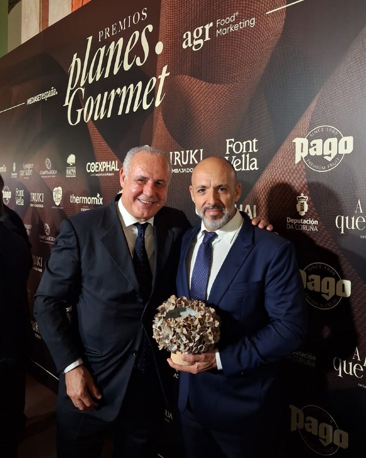 Anoche vivimos una noche muy especial.
Los Restaurantes y Tabernas Centenarios recibieron el Premio Planes Gourmet 2026