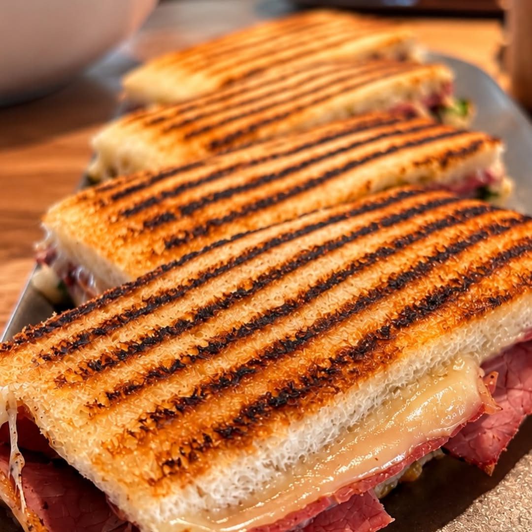 Un día como hoy puedes comerte el mejor bikini de pastrami del barrio. Este finde pinta bien, os esperamos a todos!!!