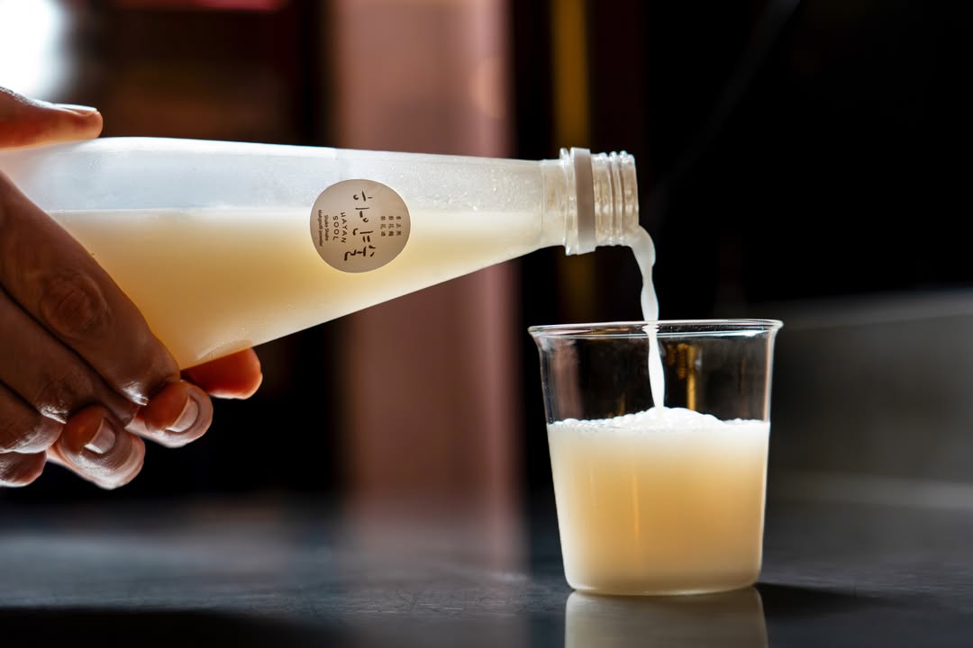 ¡Os presentamos el makkeolli!
La gente que viene a Mama Uma buscando cosas coreanas y piden soju porque lo han visto e