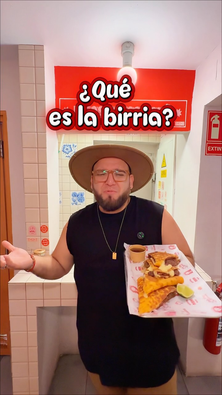 ¿Qué es la Birria?🌮🇲🇽 

La birria es una preparación de varios cortes de ternera que lleva horas de cocción lenta con es