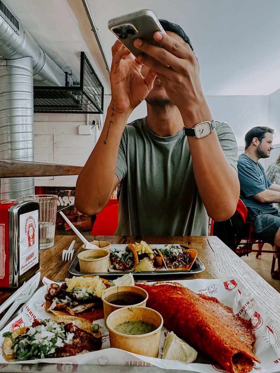 Primero siempre la foto.

📸 @olly.huntsman ❤️

📍San Andrés 31. Malasaña, Madrid.
❌No hace falta reservar, solo cáiganle
