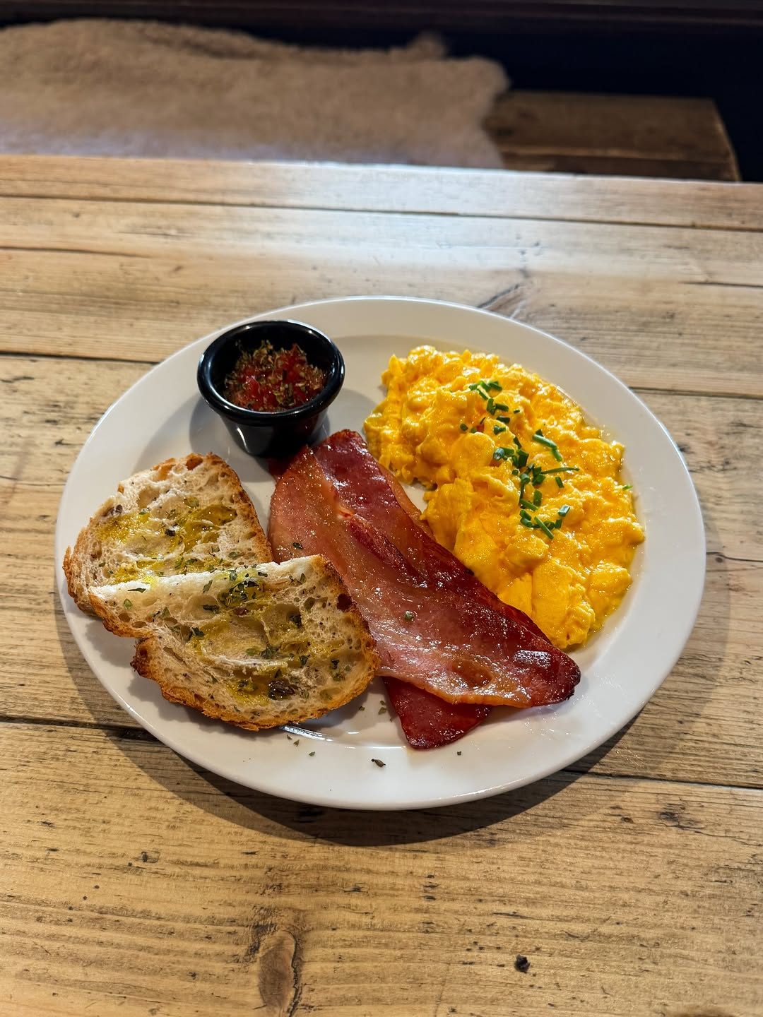 Huevos revueltos cremosos, bacon crujiente y pan tostado con aceite de oliva. 🍳🥓✨
A veces no hace falta complicarse dema