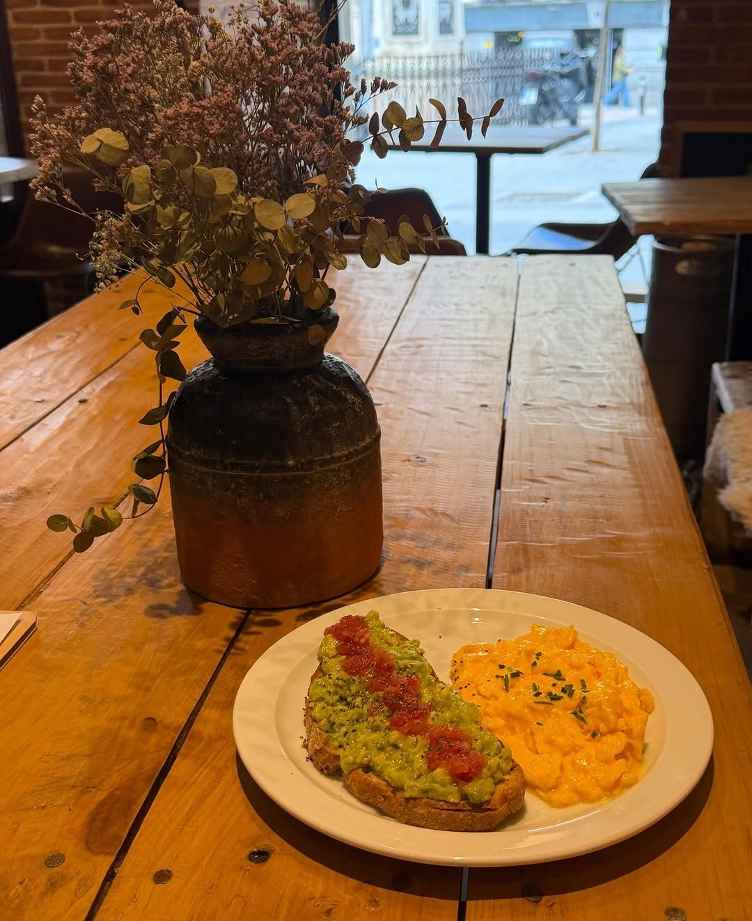 Hay combinaciones que simplemente funcionan. ✨
Huevos revueltos cremosos, tostada con aguacate y ese ambiente tranquilo 
