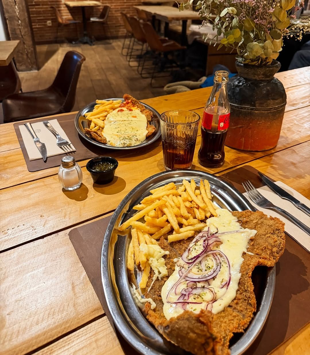 Hay platos que no necesitan presentación, solo ganas de sentarse y disfrutarlos.
Milanesas, patatas fritas y ese toque c