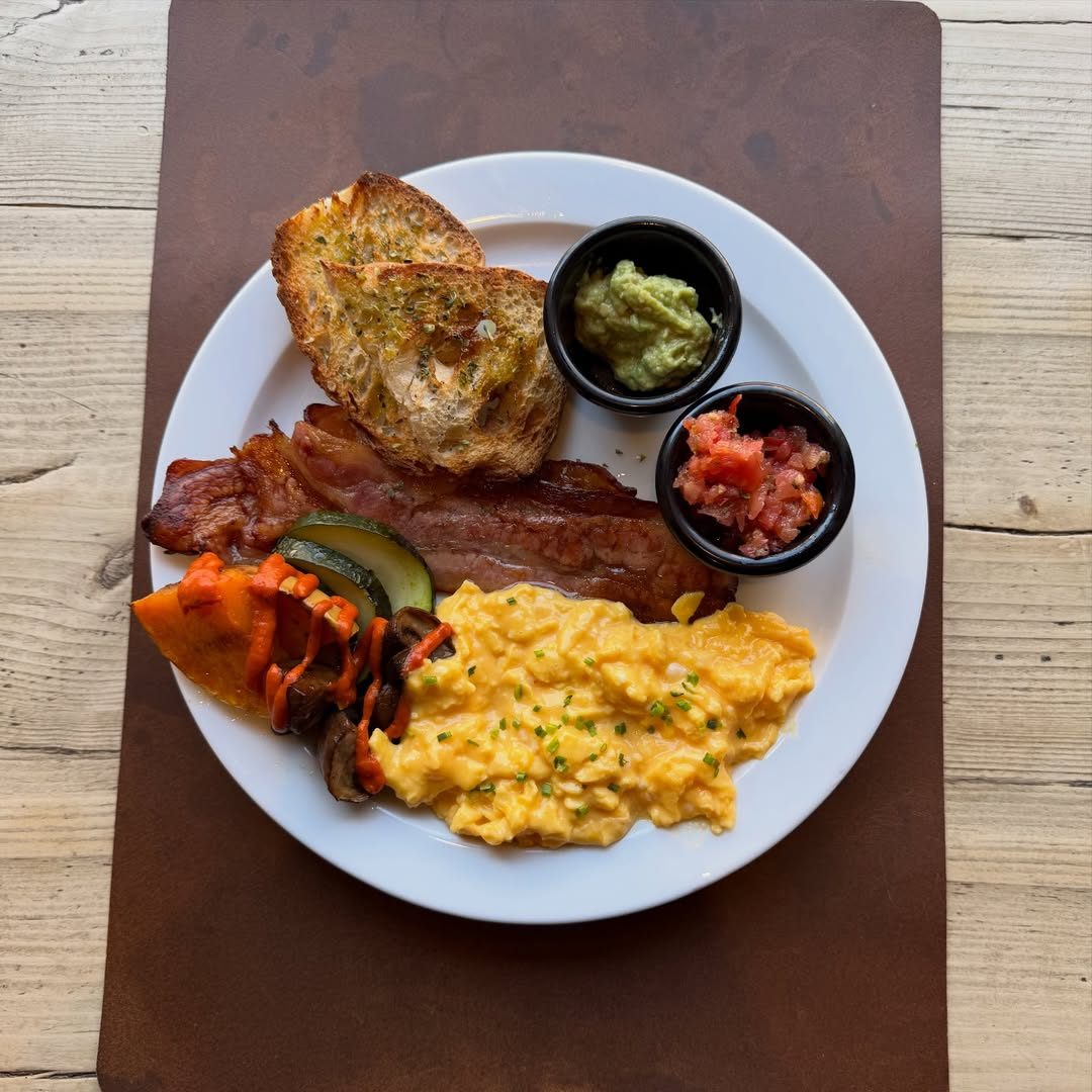 Hay brunches que entran por los ojos… y luego está este. 😍
Huevos revueltos, bacon, tostadas, guacamole y todo lo necesa