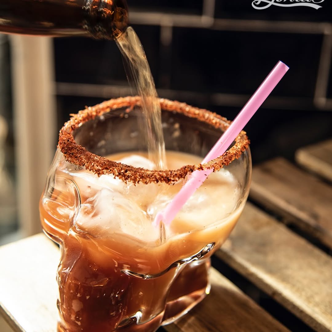 Hay dos tipos de personas: las que dicen “qué asco, cerveza con cosas” y las que ya saben que una michelada bien hecha t