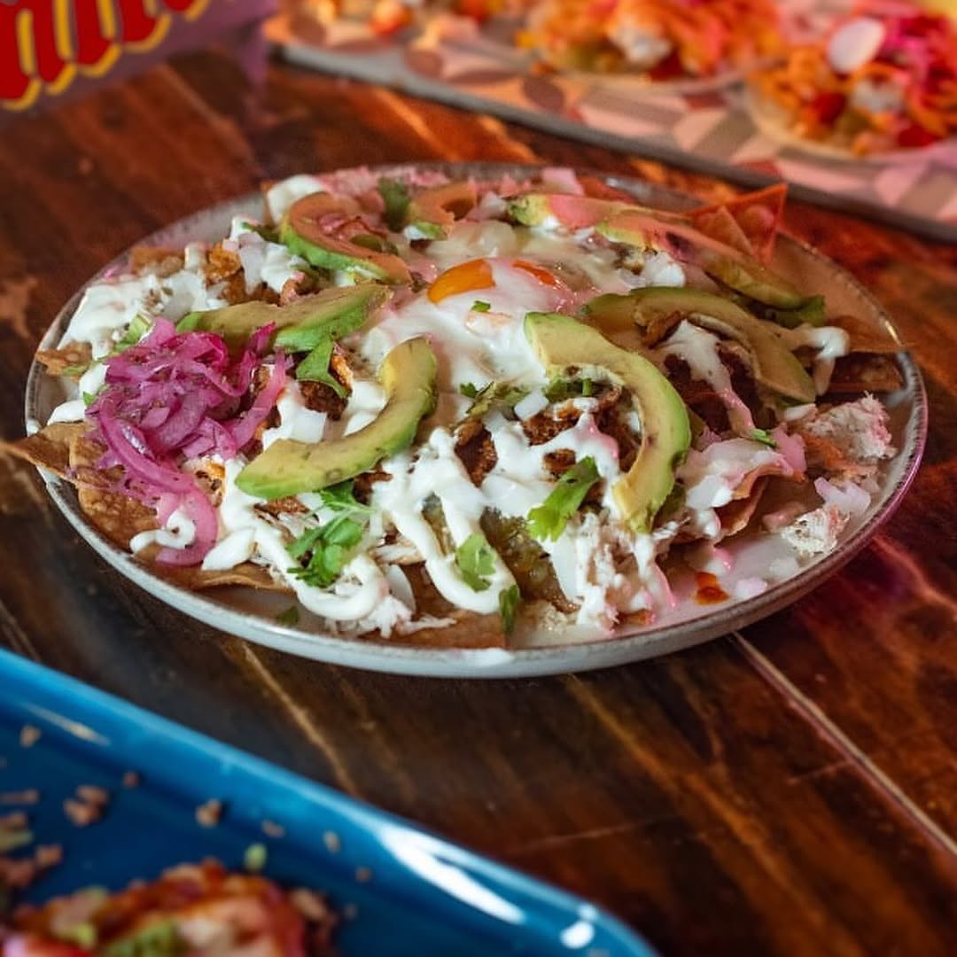 Chilaquiles 🤟🔥 Los chilaquiles son uno de los platillos típicos más populares de México cuya preparación se ha vuelto sí