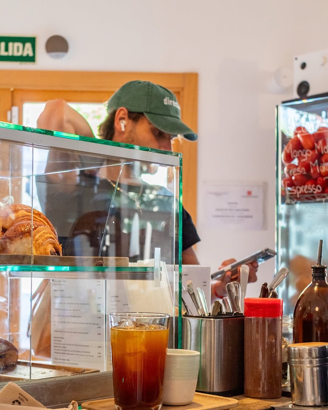 sin prisas…
Café recien servido, algo rico de la vitrina y una mesa junto a nuestras ventanas.
Así suelen ser vuestra