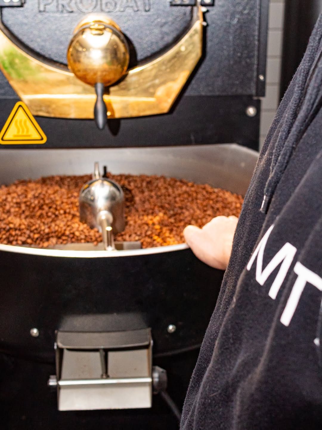 Café seleccionado por la naturaleza ☕🌿
Cada café tiene su propio origen, su propio carácter y su propio camino.
En Mar