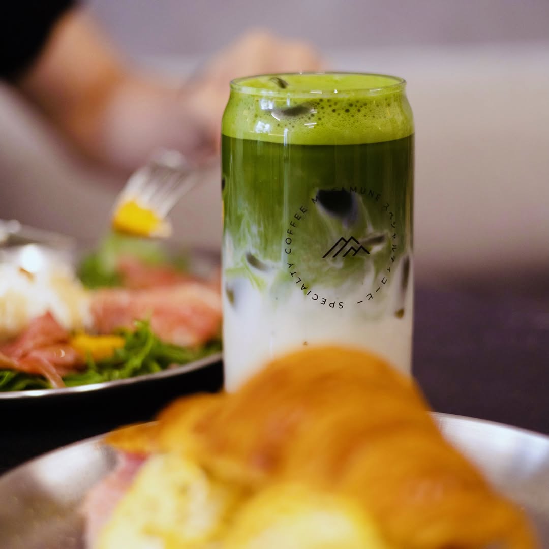 Slow mornings, good coffee and better company. 🍵
Nuestro Iced Matcha, preparado con matcha ceremonial, para acompañar c