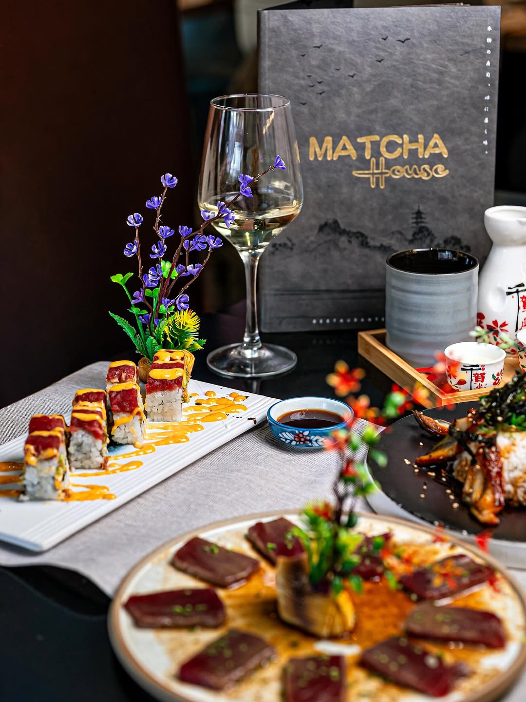 ¿Listo para un festín japonés de lujo en Matcha House? 🍣

Nuestro icónico Spicy Toro Roll y los flamados Sashimi Atún Ma