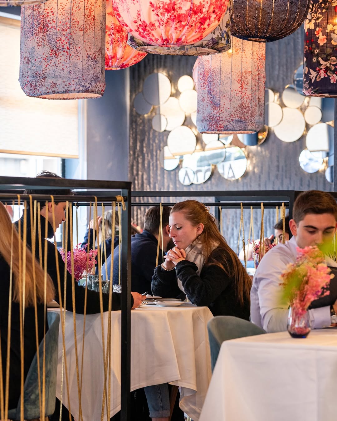 ✨🌿 Mesas llenas, buen ambiente y momentos que se disfrutan de verdad.

Conversaciones que fluyen, brindis, platos llegan