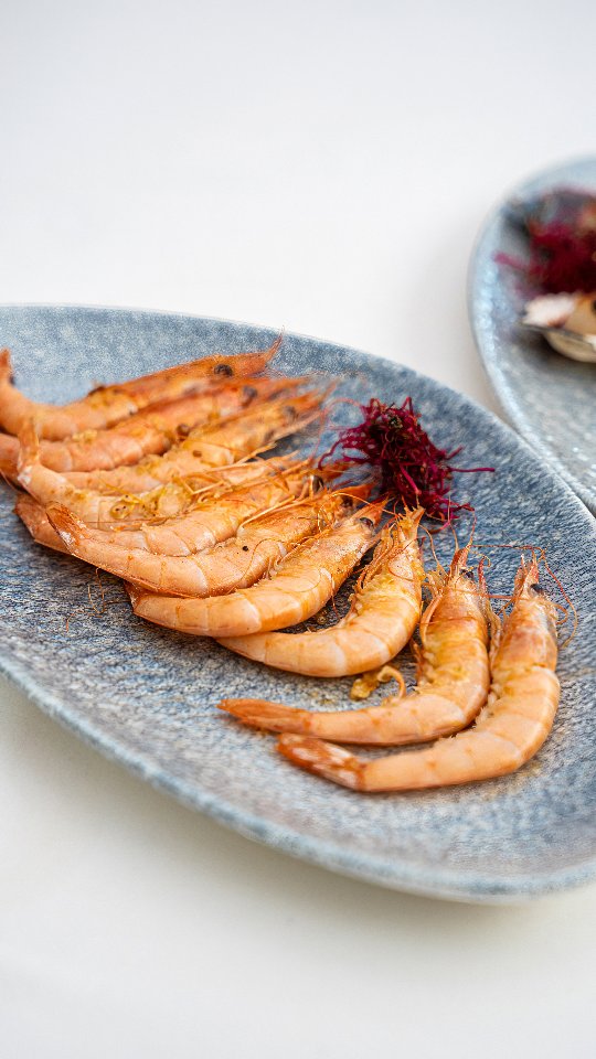 🗣️ Atención, Madrid: este mercado también es restaurante 🐟🦐🥩
El plan funciona así: te acercas al mostrador, eliges entr