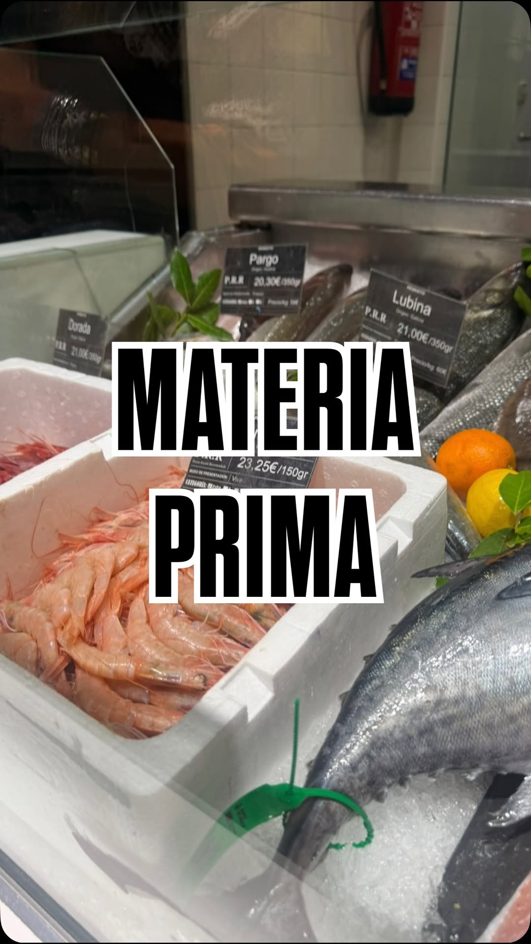 Hay restaurantes donde eliges un plato… y otros como @restaurante_materia_prima donde eliges el producto 🐟🦐
Un concept
