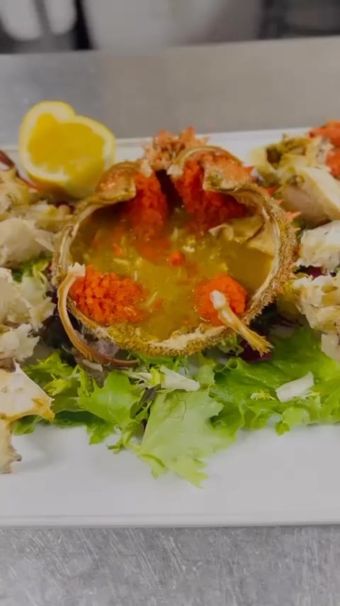 Comenzamos la semana con el mejor centollo 🦀 
Os esperamos de martes a domingo 
C/ Antonio López 5