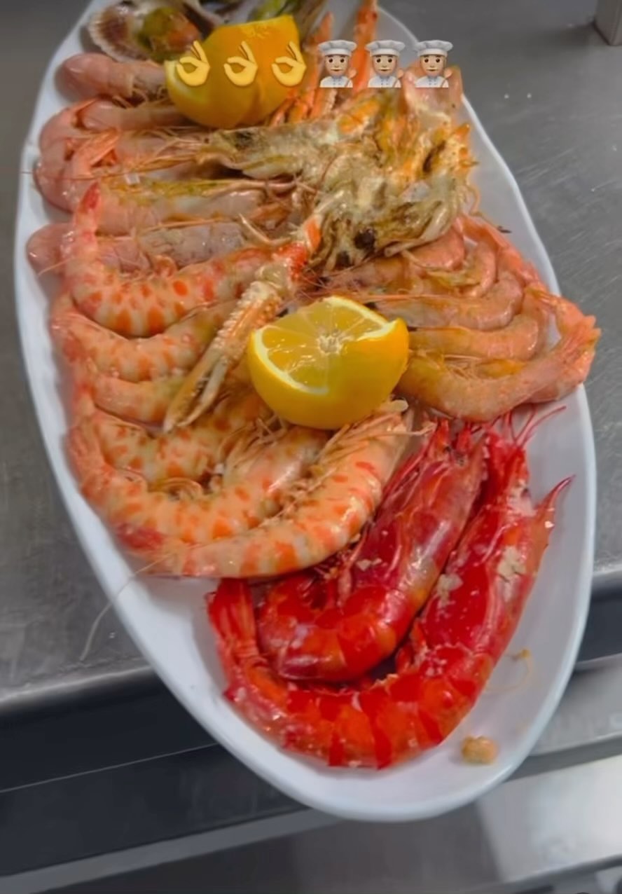 Parrillada de mariscos 🦐 
Os esperamos de martes a domingo en MARISQUERÍA MELGAR
C/ Antonio López 5 📍contamos con parkin