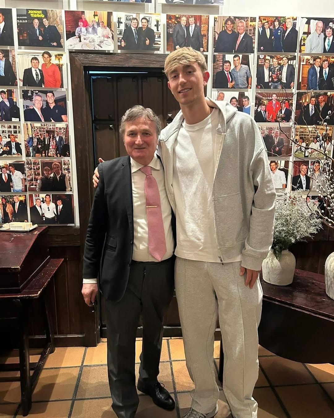 ✨ ¡Gracias por tu visita, Huijsen!
Un honor recibir en Mesón Txistu a una promesa del fútbol y jugador del Real Madrid ⚽